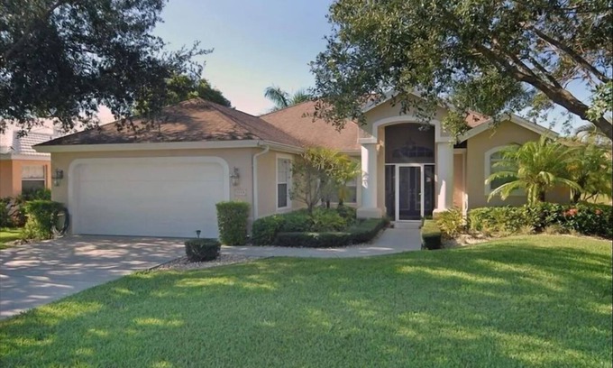 Crown Pointe House | *BEAUTIFUL SUNDRENCHED VILLA WITH PRIVATE POOL AND LAKE VIEWS*