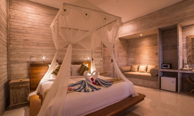 Mushroom Bay Cottage | Beautiful Teak Cottage in Lembongan with Huge Lawn