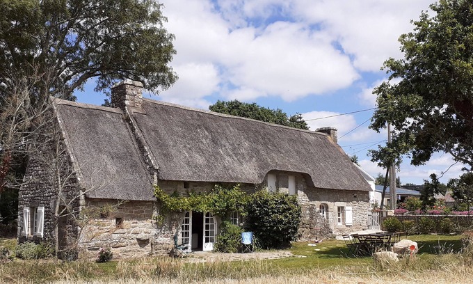 Carnac House | Beautiful thatched cottage in the middle of the field