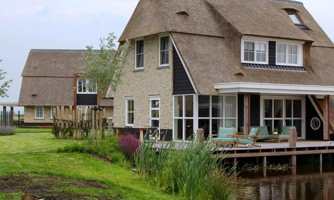 Delfstrahuizen Villa | Beautiful, thatched villa with a sauna at the Tjeukemeer