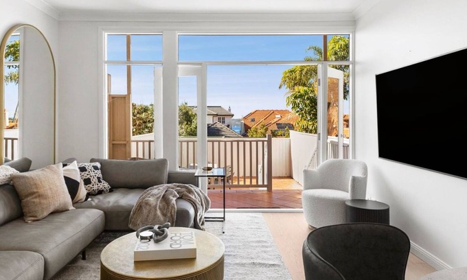 Mosman Apartment | Beautiful Three Bedroom Executive Apartment in Mosman