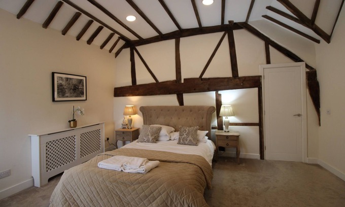 Basingstoke Apartment | Beautiful town center apartment with high ceilings and beams