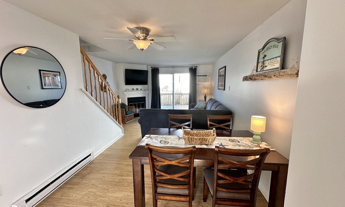 Caine Woods House | Beautiful updated condo w modern decor, overlooking Fenwick lighthouse from deck
