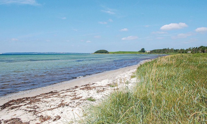 Skodshoved House | Beautiful vacation home on a well-kept natural plot, only 100 m walk from the child-friendly sandy b