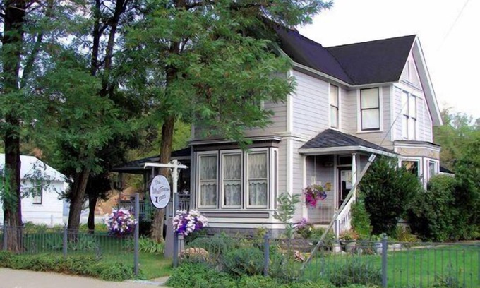Weaverville House | Beautiful Victorian Downtown 4 bedrooms 3 bath sleeps 10 pp for $595