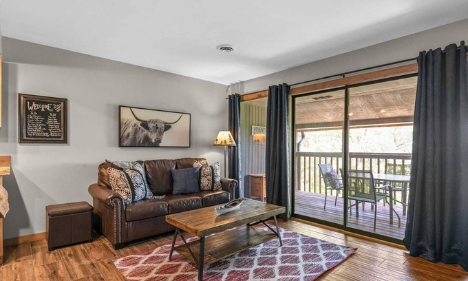 Notch Estates Condo | Beautiful Views! King Bed, 1 Mile to Silver Dollar City, 2 Pools! | 2-8