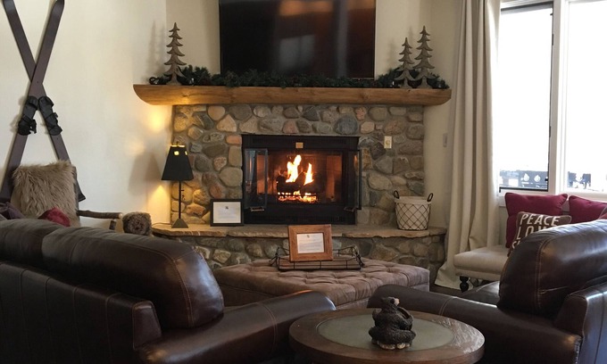 Warrior's Mark West House | Beautiful Views of Peak 9 & 10. Expert Ski in Ski Out Neighborhood. Shuttle.