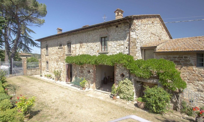 Radda in Chianti Villa | Beautiful villa for 6 guests with WIFI, TV, terrace, pets allowed and panoramic view
