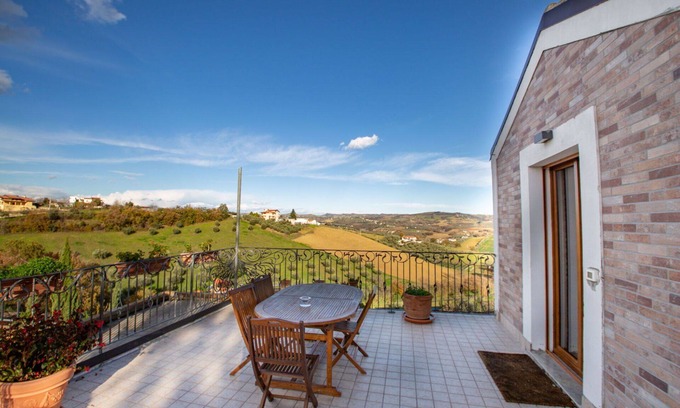 Collecorvino Villa | Beautiful villa for 6 guests with WIFI, A/C and terrace