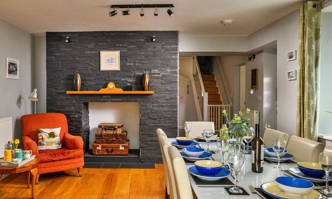 Cwmtirmynach House | Beautiful villa for 8 people with WIFI, TV and pets allowed