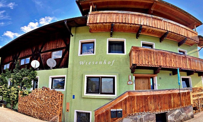 Leithen Villa | Beautiful villa for 4 guests with WIFI, TV and balcony