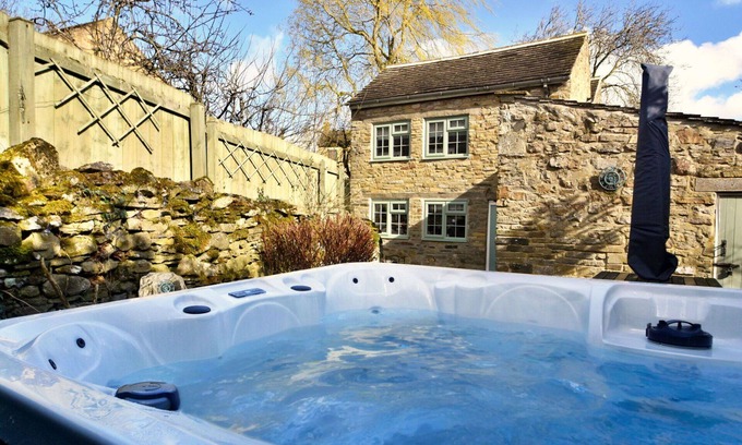 Bellerby House | Beautiful villa for 6 people with WIFI, hot tub, terrace and pets allowed