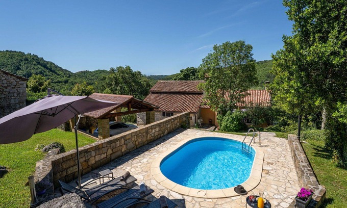 Grabri House | Beautiful villa for 7 guests with private pool, WIFI, hot tub, A/C, TV, pets allowed and parking