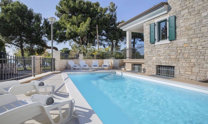 Basanija House | Beautiful villa for 8 guests with A/C, private pool, WIFI, TV, terrace and parking