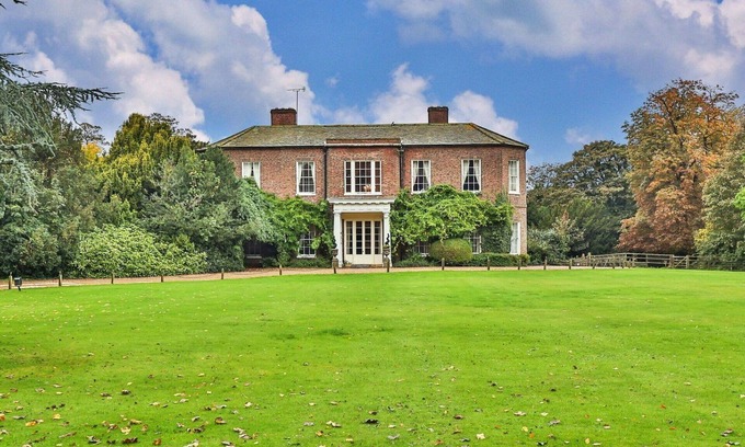 Alkborough House | Beautiful villa for 16 people with hot tub, WIFI, TV and pets allowed