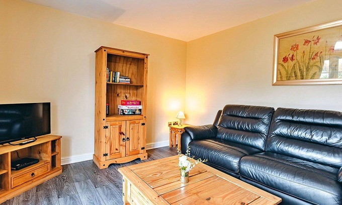 Eaton Mascott House | Beautiful villa for 2 people with WIFI, TV and pets allowed