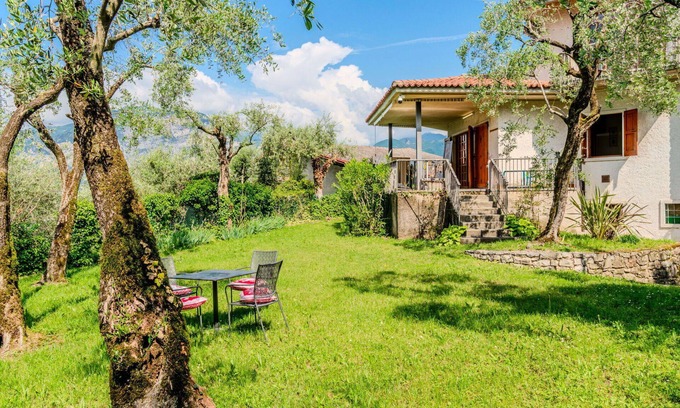 Malcesine Villa | Beautiful villa for 4 guests with WIFI, A/C, TV, patio, pets allowed and parking