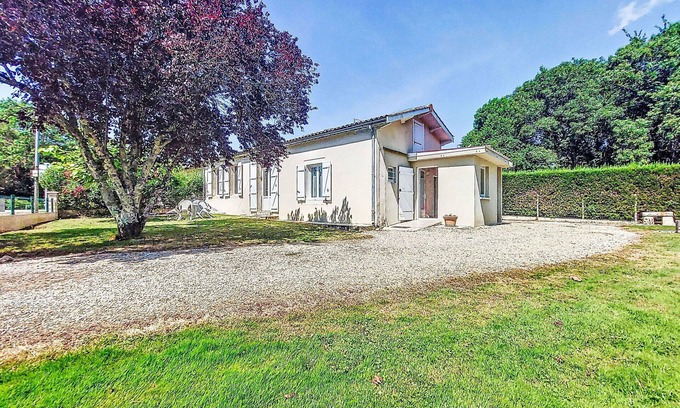 Saint-Christoly-Medoc House | Beautiful villa for 5 guests with WIFI, TV, terrace and pets allowed