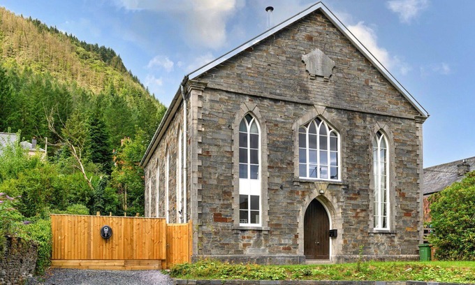 Dinas Mawddwy House | Beautiful villa for 12 guests with WIFI, hot tub, TV and pets allowed
