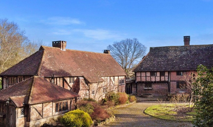 Crawley Down House | Beautiful villa for 6 guests with hot tub, WIFI and TV