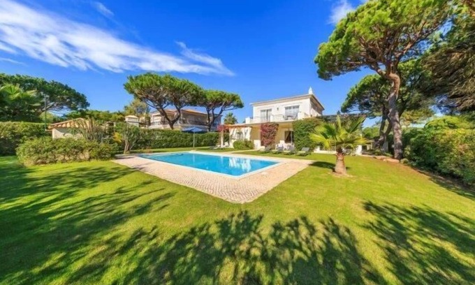 Vale do Garrao Villa | Beautiful villa in Villas Alves. Smart interior, private swimming pool and large garden ES39 - Almancil, Algarve