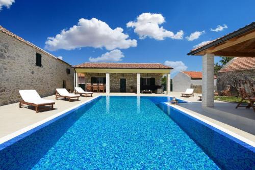 Lovinac Villa | Beautiful Villa Petra with Summer Kitchen and Pool