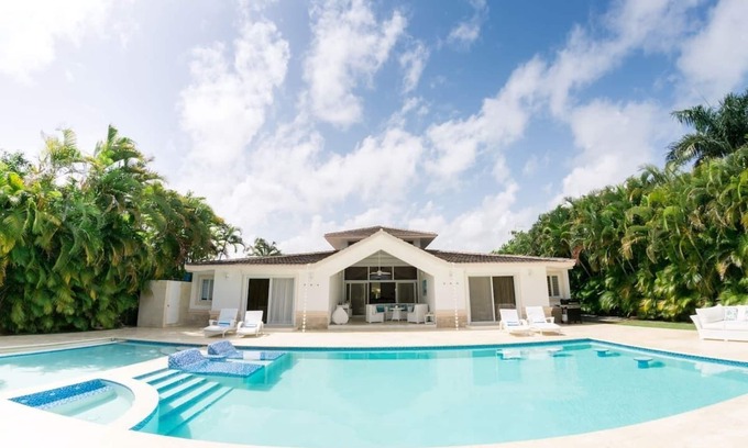 Bavaro Villa | Beautiful villa with an amazing pool and a nice view to the golf courts