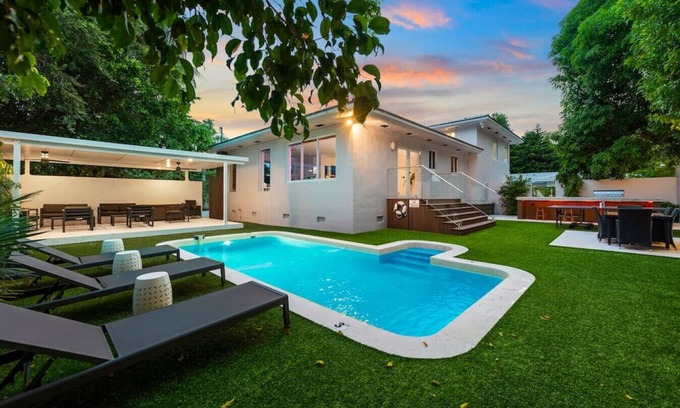 Northeast Miami House | Beautiful Villa with heated pool, Fits 14 !