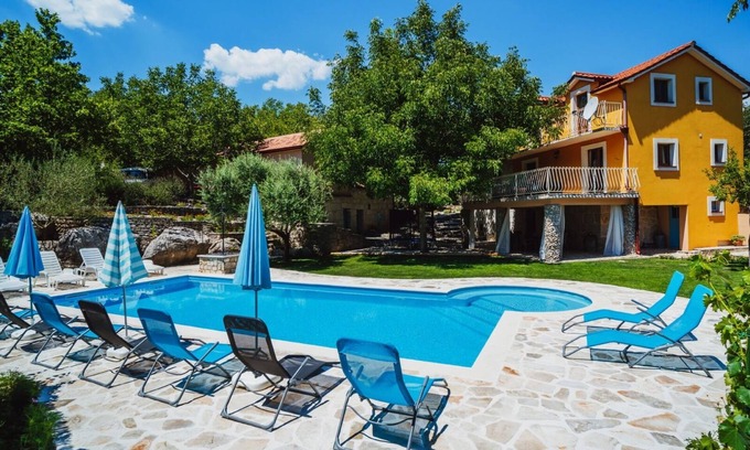 Zmijavci Villa | BEAUTIFUL VILLA WITH PRIVATE SWIMMING POOL AND OUTSIDE BARBICUE NEAR MAKARSKA