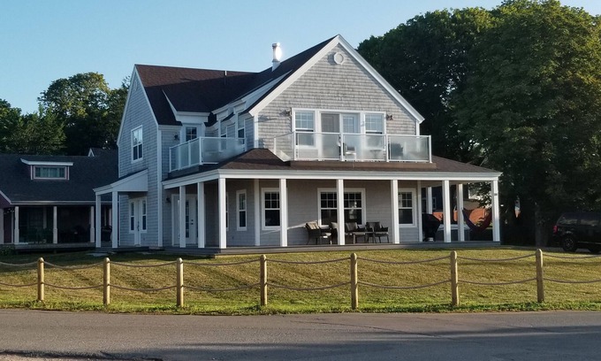 Victoria House | Beautiful water front beach-house in picturesque Victoria-By-The-Sea
