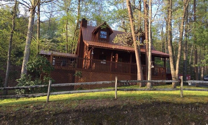 Pigeon Forge Cabin | Beautifull Log Cabin in a peacefull wooded setting, minutes from Pigeon Forge.