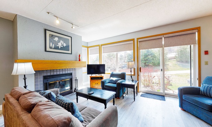 The Blue Mountains Condo | Beautifully-renovated condo in Blue Mountain with fireplace