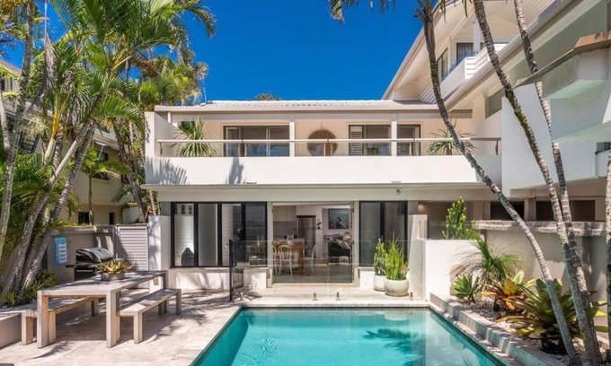 Byron Bay Apartment | Beautifully designed 4 bedroom, 4 bathroom home right across the road from beach