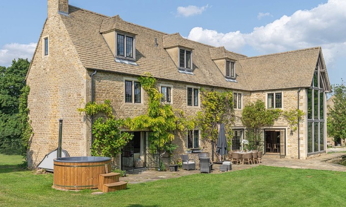 Great Rollright Cottage | Beautifully presented holiday home in the Cotswolds with a hot tub - Priory Farmhouse