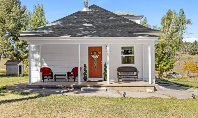 Rye House | Beautifully remodeled ranch house in the mountains of Rye, CO