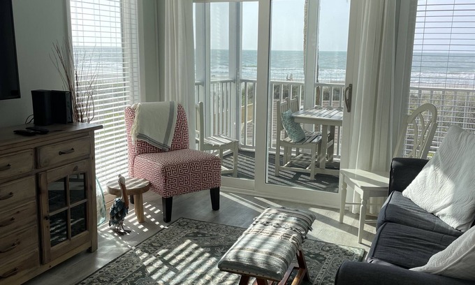 Myrtle Beach Condo | BEAUTIFULLY RENOVATED DIRECT OCEANFRONT CORNER UNIT IN PELICAN'S LANDING- 3/2.5