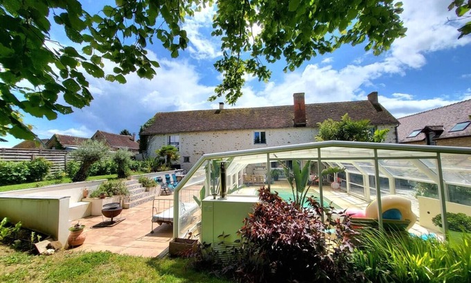 Degre House | Beautifully renovated barn, covered/heated swimming pool, close to activities and 24-hour circuit.