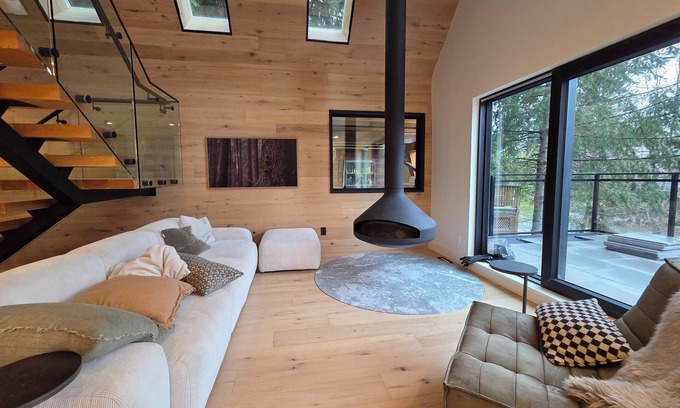 Whistler Creekside House | Beautifully Renovated & Fully Furnished 5 Bedroom, 4 Bathroom Home in Creekside
