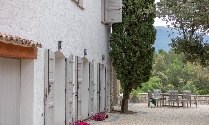 Opio House | Beautifully renovated home, perfect for families to share , sleeps 12-14
