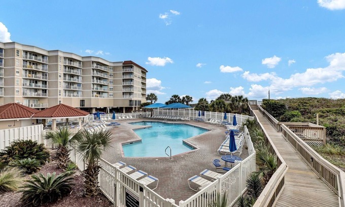 Sneads Ferry Condo | Beautifully Updated Oceanfront Condo w/wine fridge