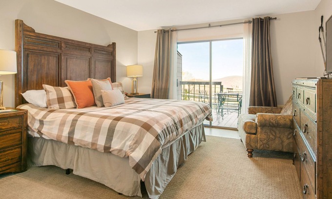 Wintergreen Apartment | Beautifully updated Timbers studio room with slope views!