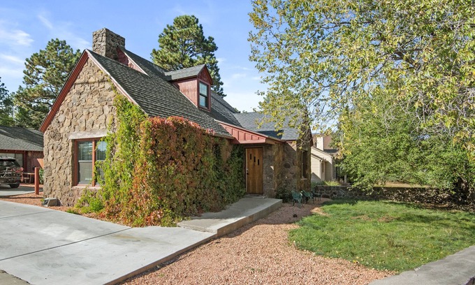 Flagstaff House | Beaver Street Trio - 3 Adjacent Homes, Fenced Yards, AC, W/D, 1G WiFi, Smart TVs