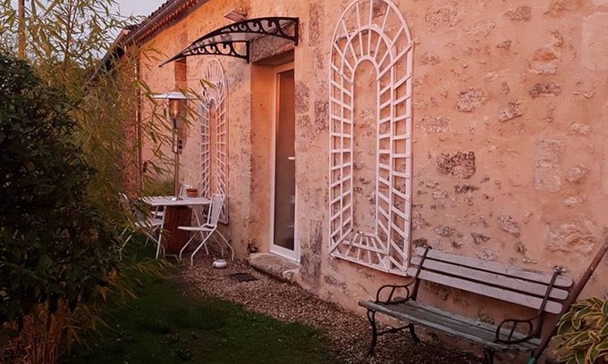 Saint-Philippe-dAiguille Hotel | Bed and Breakfast near Saint-Emilion Cozy Suite Apartment.