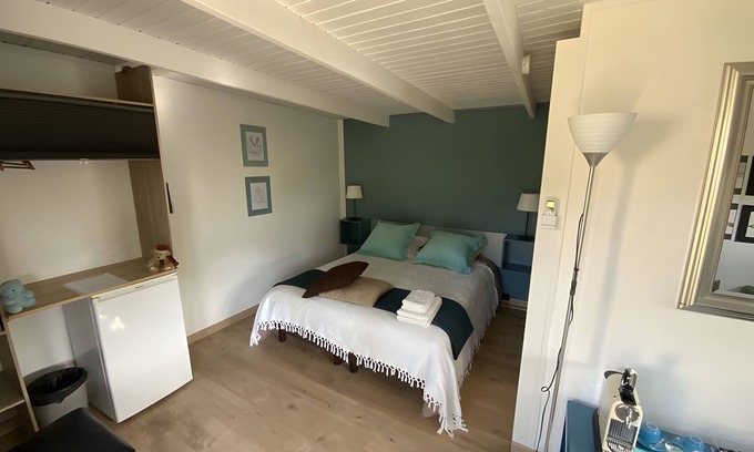 Quartier des Espesses Bed & Breakfast | Bed and Breakfast 'Bleu' with Shared Pool, Private Terrace and Air Conditioning
