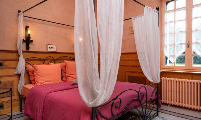 Pluvigner Bed & Breakfast | Bed and Breakfast 'Chambre Lancelot' with Shared Terrace, Shared Garden and Wi-Fi