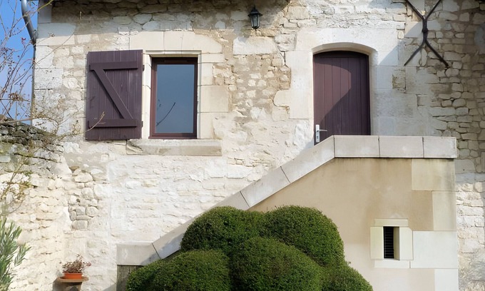 Tavant Bed & Breakfast | Bed and Breakfast 'Destination Paisibleue' with Shared Terrace, Shared Garden and Wi-Fi