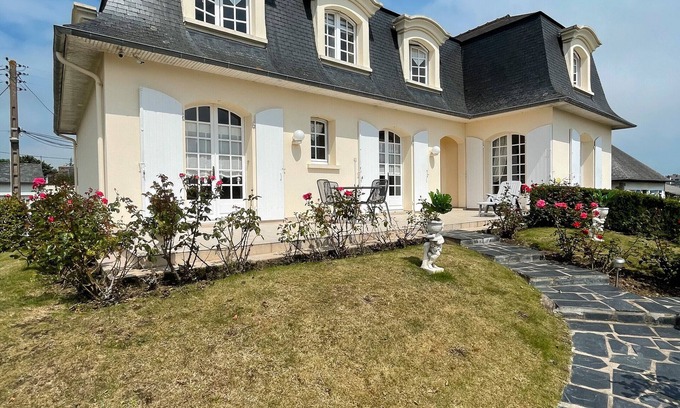 Cancale Bed & Breakfast | Bed and Breakfast 'La Mansardière - Chambre 4' with Shared Garden and Wi-Fi