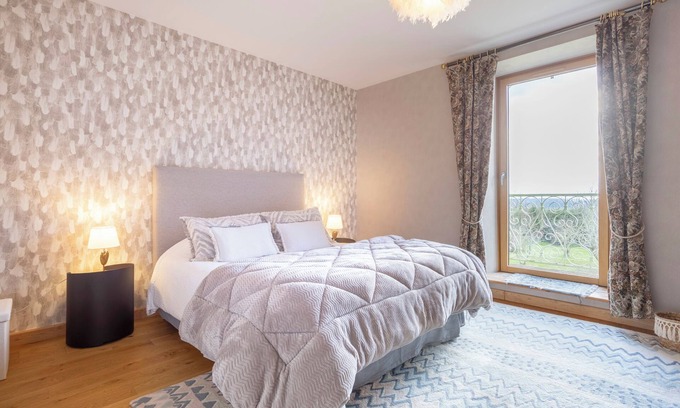 Concarneau Bed & Breakfast | Bed and Breakfast 'Madame De Staël' with Shared Terrace, Shared Garden and Wi-Fi
