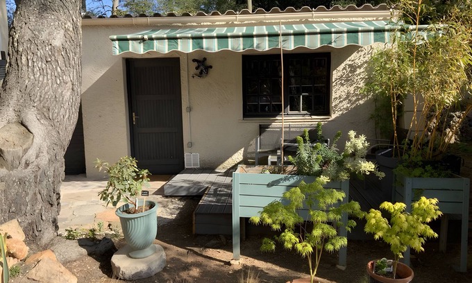 Quartier des Espesses Bed & Breakfast | Bed and Breakfast 'Rouge' with Shared Pool, Wi-Fi and Air Conditioning