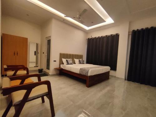 Shivanandi Hotel | Bed iN Mountain - BNM Stays